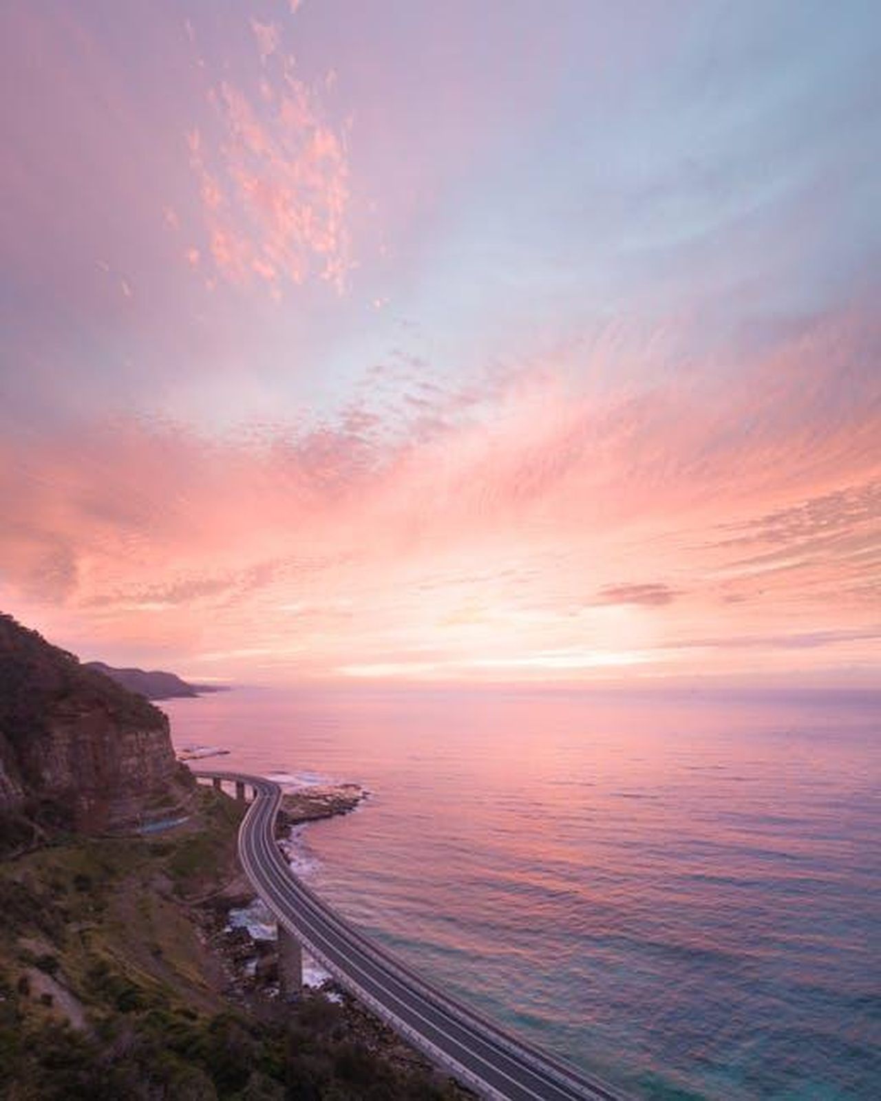 HOKA_Clifton_9_116_prezzo_originale_145_m6jzTSLRHb - Confidenze24 Source: Ben Mack - pexels - A breathtaking view of the Sea Cliff Bridge along the Australian coast at sunset.
