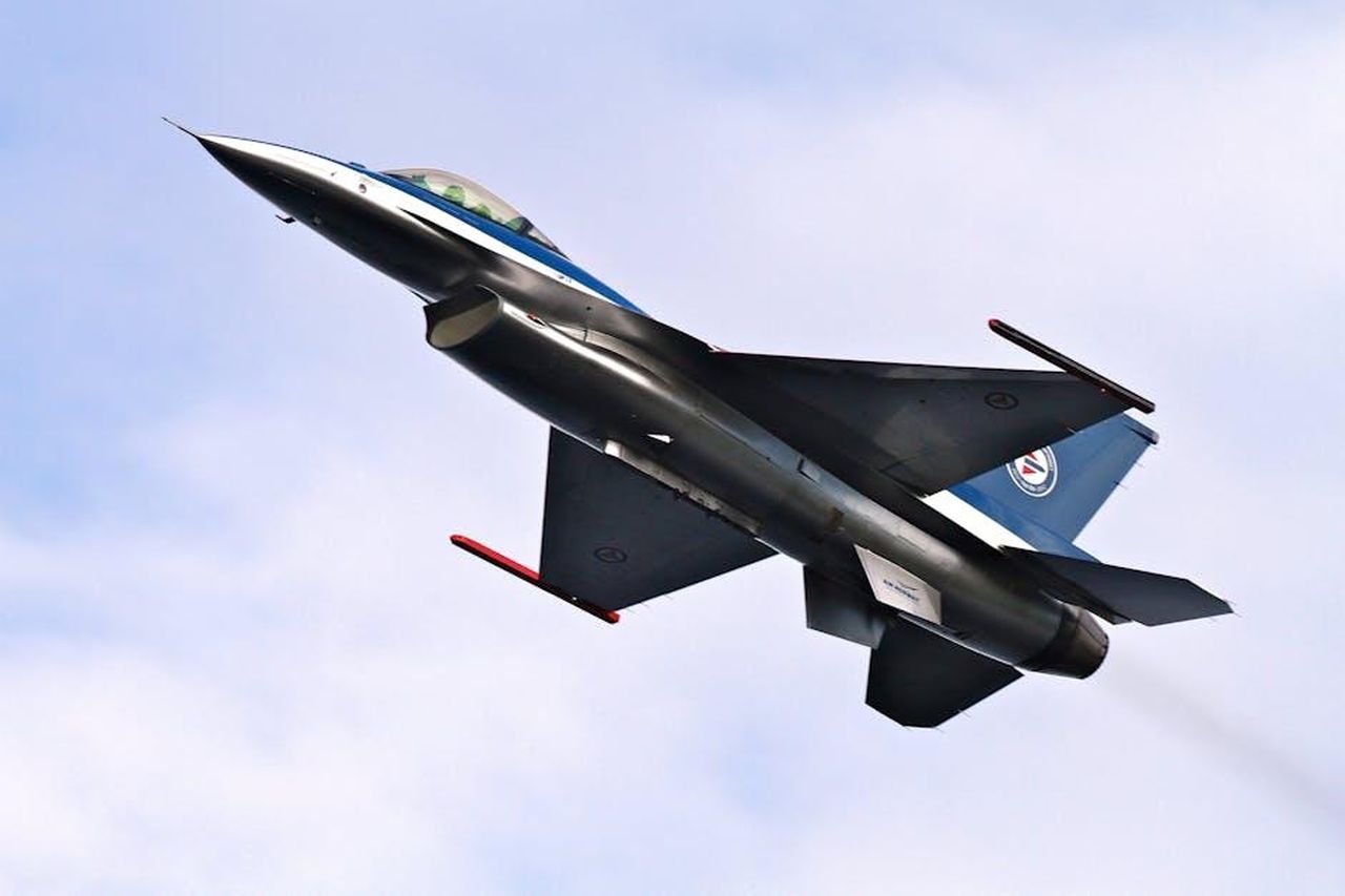 HOKA_Mach_6_112_prezzo_originale_140_8DNH6HEOEZ - Confidenze24 Source: Inge Wallumrød - pexels - Military jet aircraft soaring through a clear blue sky, showcasing advanced aerodynamic design.