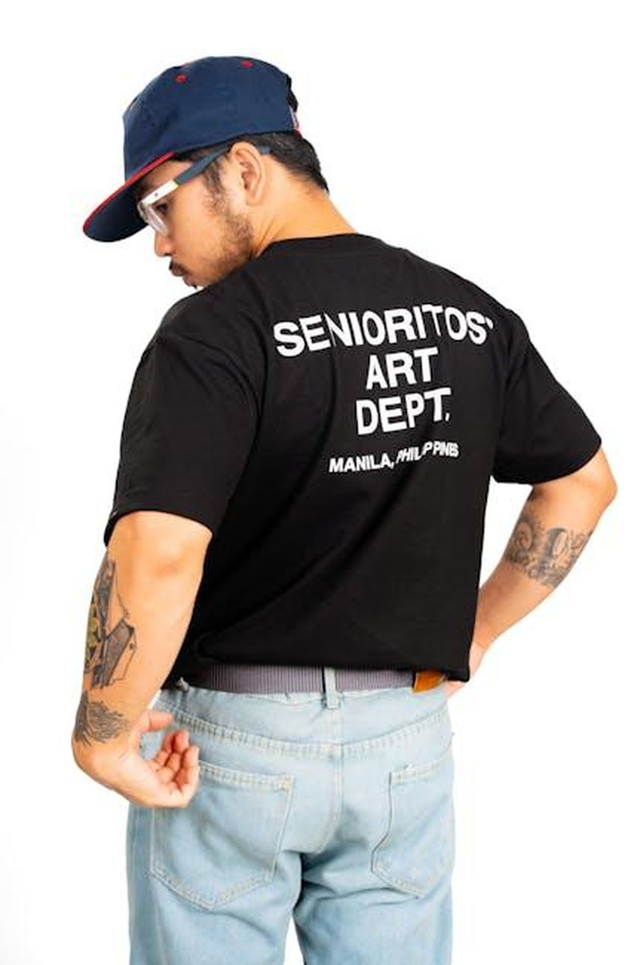 Ha_esplorato_altre_forme_di_intrattenimento_xPAq7mNV0E - Confidenze24 Source: Kenneth Surillo - pexels - Young adult in graphic t-shirt and cap showcasing street fashion style.
