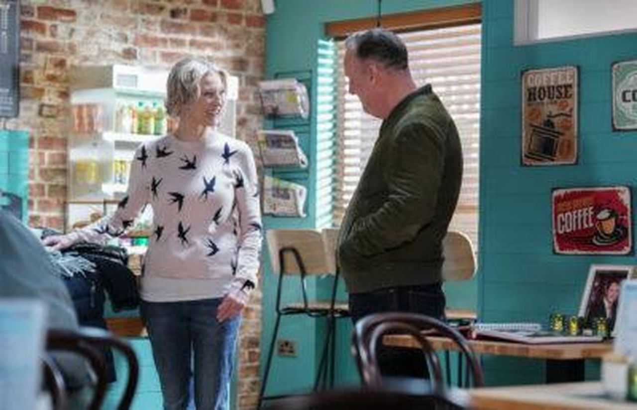 Harvey_cerca_conforto_in_Kathy_MB83eHzpYj - Confidenze24 Source: BBC - - Kathy e Harvey condividono una conversazione tenera in EastEnders