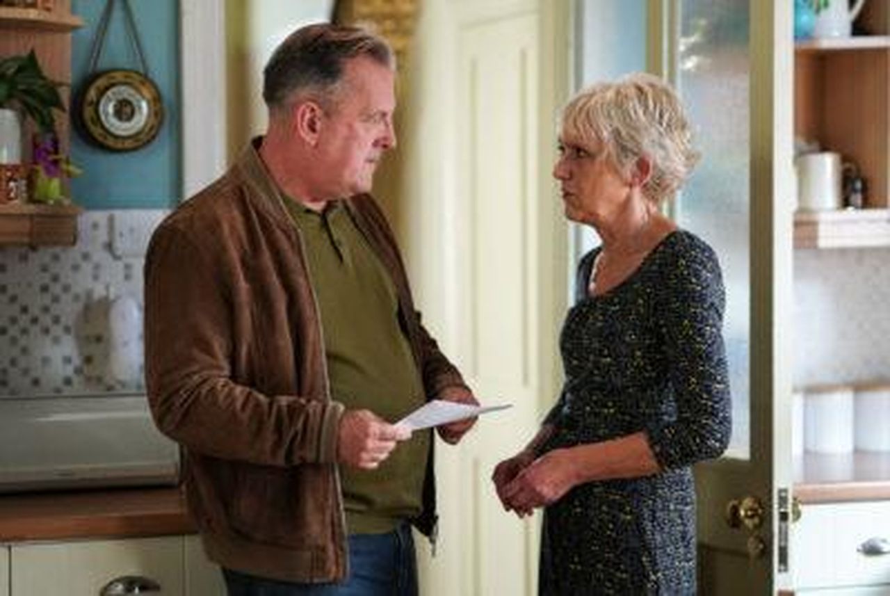 Harvey_cerca_conforto_in_Kathy_kOiCKEVSyF - Confidenze24 Source: BBC - - Jean e Harvey condividono una conversazione tesa in EastEnders