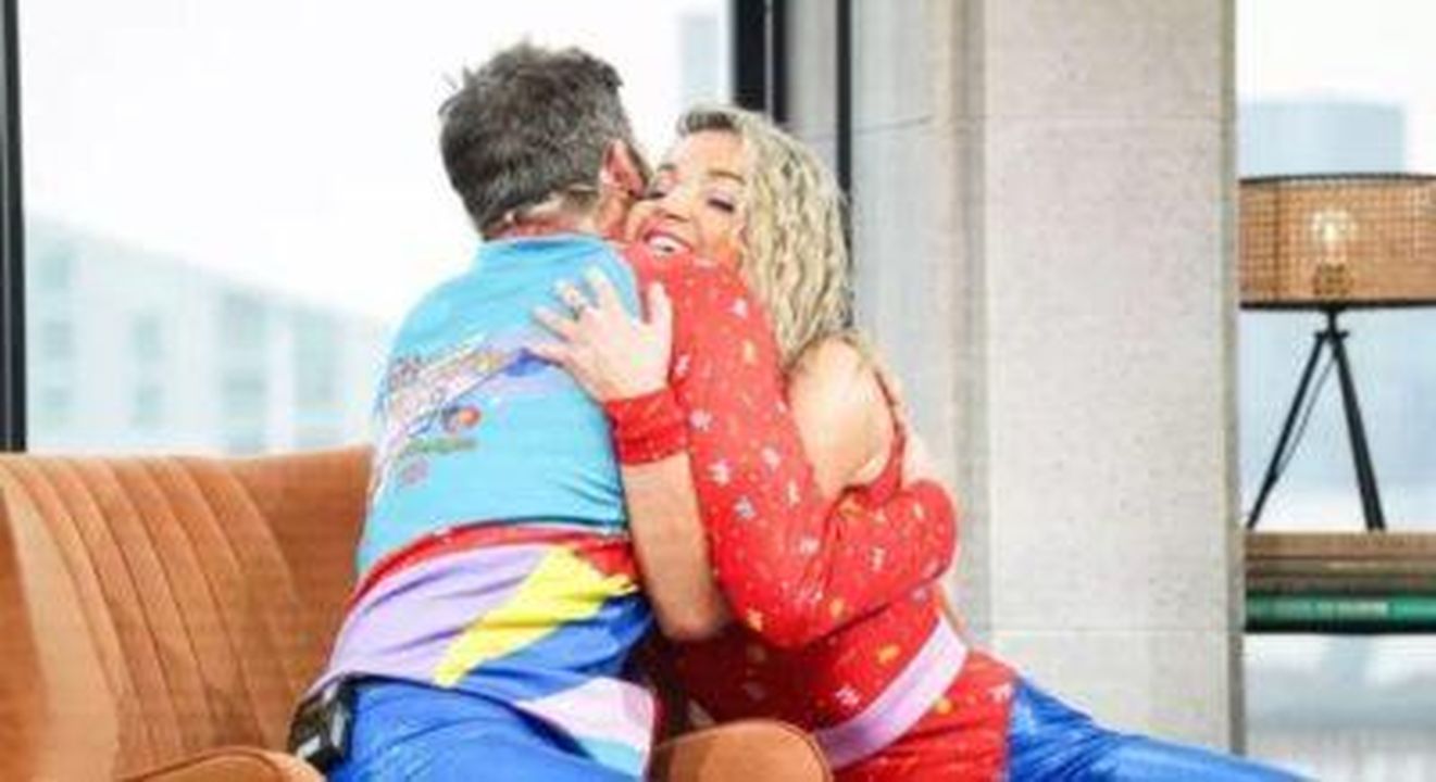 Helen_Skelton_esprime_il_suo_amore_per_Gethin_Jones_otROH0ZNik - Confidenze24 Source: BBC - - Helen Skelton e Gethin Jones che si abbracciano