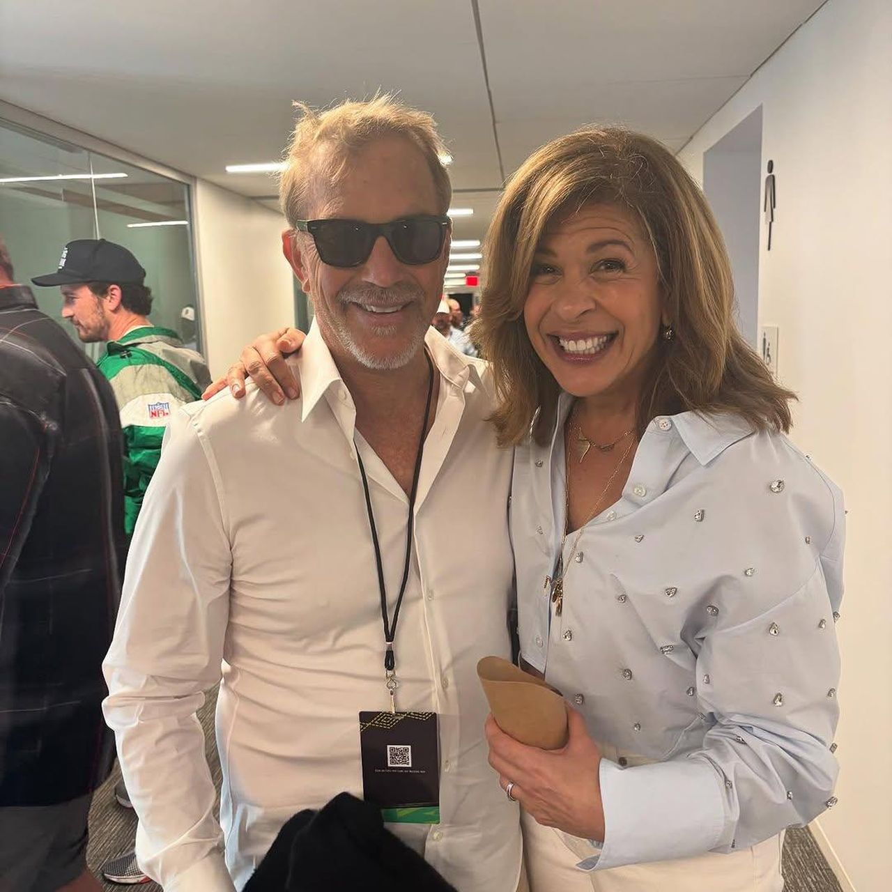 Hoda_e_Kevin_Un_Legame_di_Amicizia_35TZ1eFg3L - Confidenze24 Source: Courtesy of Hoda Kotb/Instagram - Closer Weekly - Savannah Guthrie reagisce alla foto di Hoda Kotb con Kevin Costner