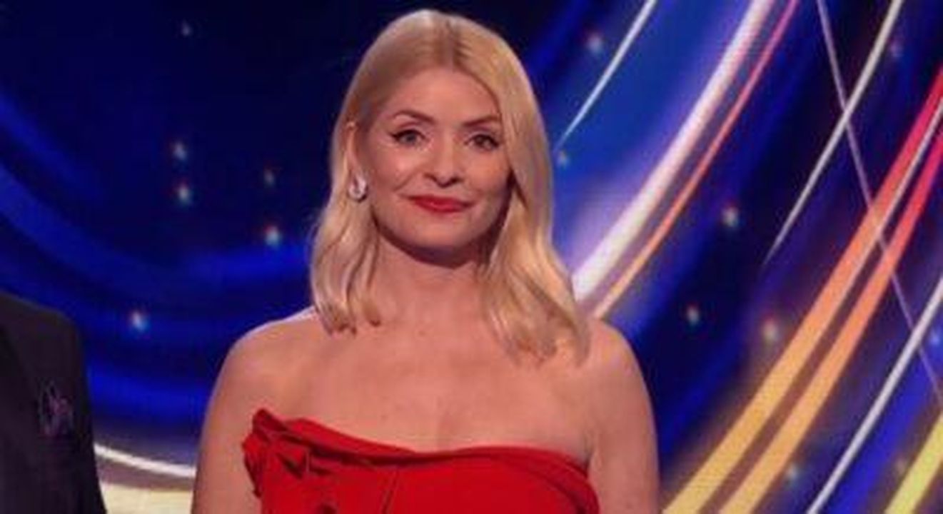 Holly_Willoughby_dice_addio_a_Dancing_On_Ice_dopo_lassegnazione_Kj8eHalJ5u - Confidenze24 Source: ITV - - Holly Willoughby che guarda avanti