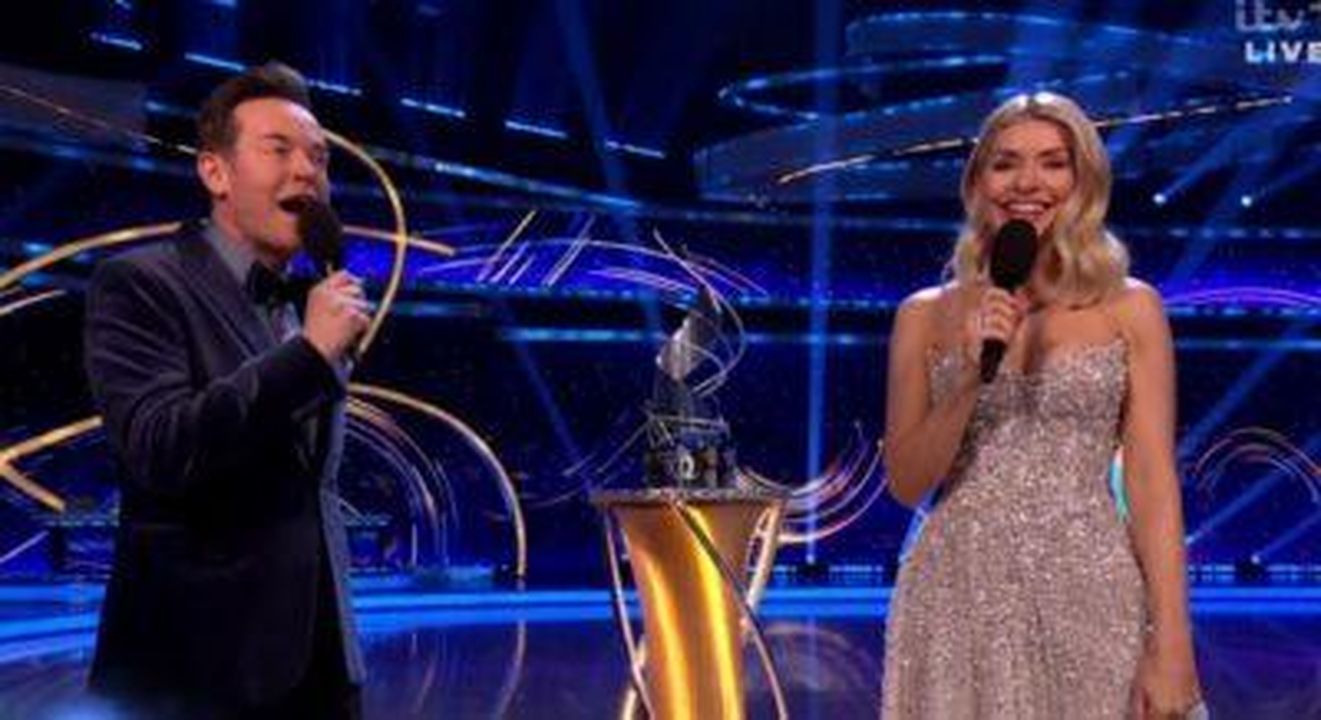 Holly_Willoughby_incanta_su_Dancing_on_Ice_6X9MSgC56m - Confidenze24 Source: ITV - - Holly e Stephen su DOI