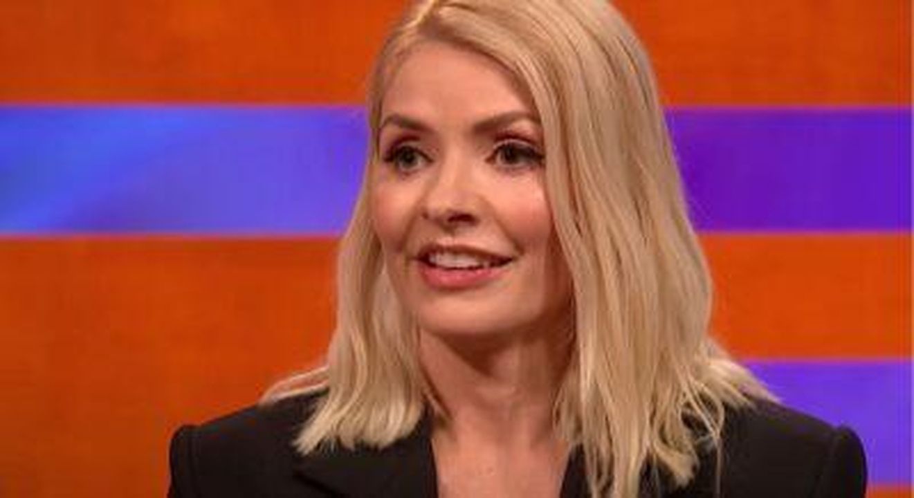 Holly_Willoughby_lascer_ITV_BJcPLO3wgF - Confidenze24 Source: BBC - - Holly Willoughby sorridente al Graham Norton Show