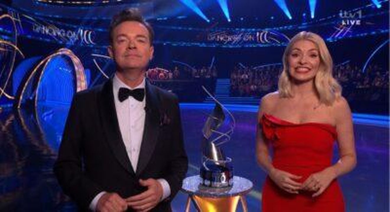 Holly_Willoughby_ospiter_il_suo_show_TV_yVQwpttfex - Confidenze24 Source: ITV - - Stephen Mulhern e Holly Willoughby presentano Dancing On Ice