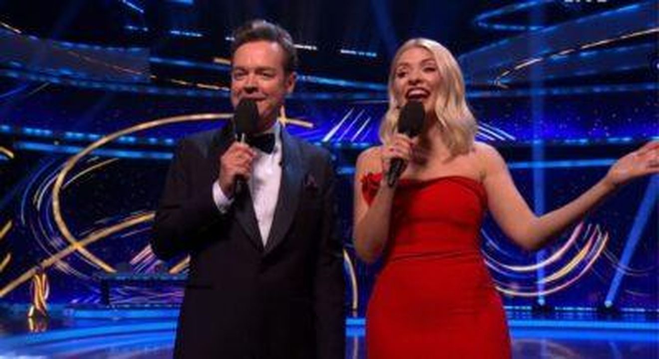 Holly_Willoughby_su_Dancing_on_Ice_fvK4utO1sm - Confidenze24 Source: ITV - - Holly wowed in a red dress