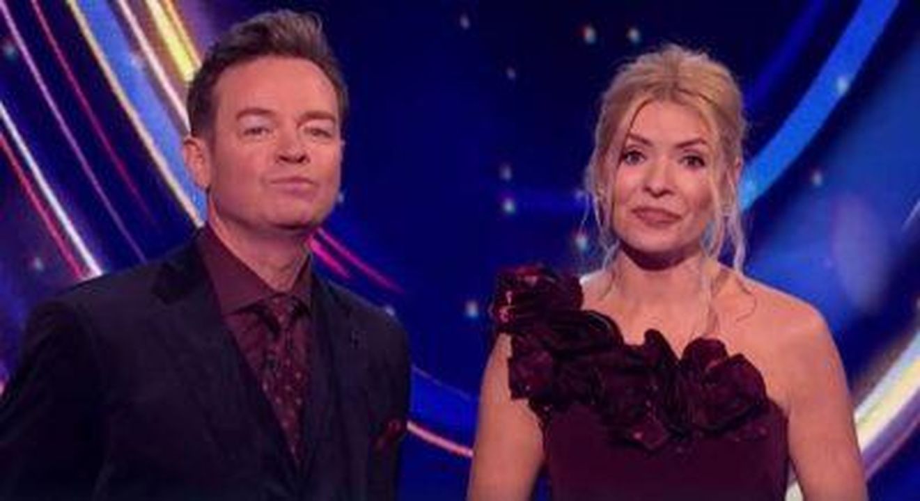 Holly_Willoughby_sulla_sua_amicizia_con_il_marito_Dan_be92TV2s99 - Confidenze24 Source: ITV - - Holly Willoughby co-hosting DOI con Stephen Mulhern