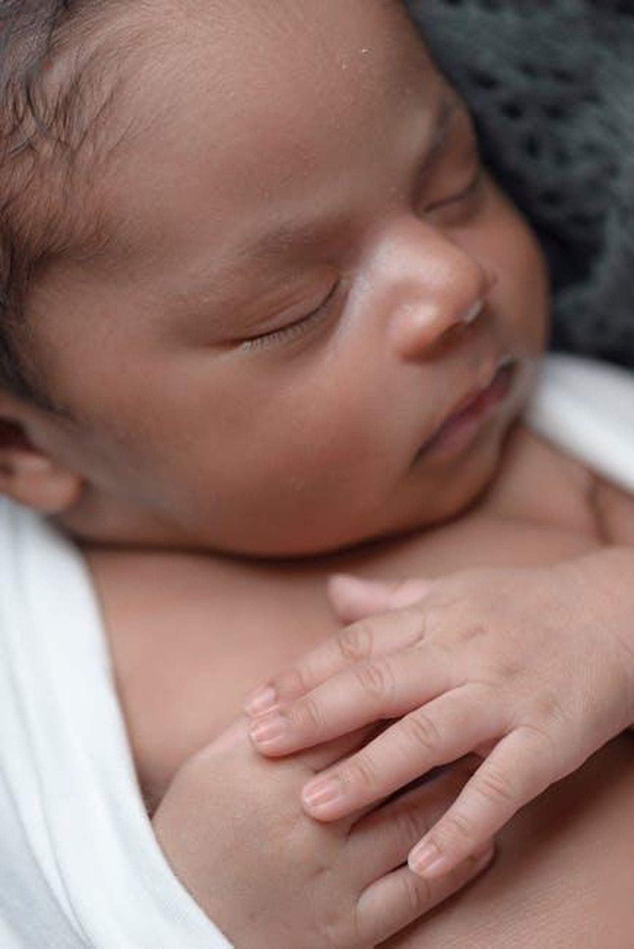 Hubbard_e_Kufe_hanno_accolto_la_loro_figlia_a_dicembre_2024_qMEcg8ZfQh - Confidenze24 Source: Daisy Laparra - pexels - A close-up of a peaceful newborn baby sleeping wrapped in a soft blanket.