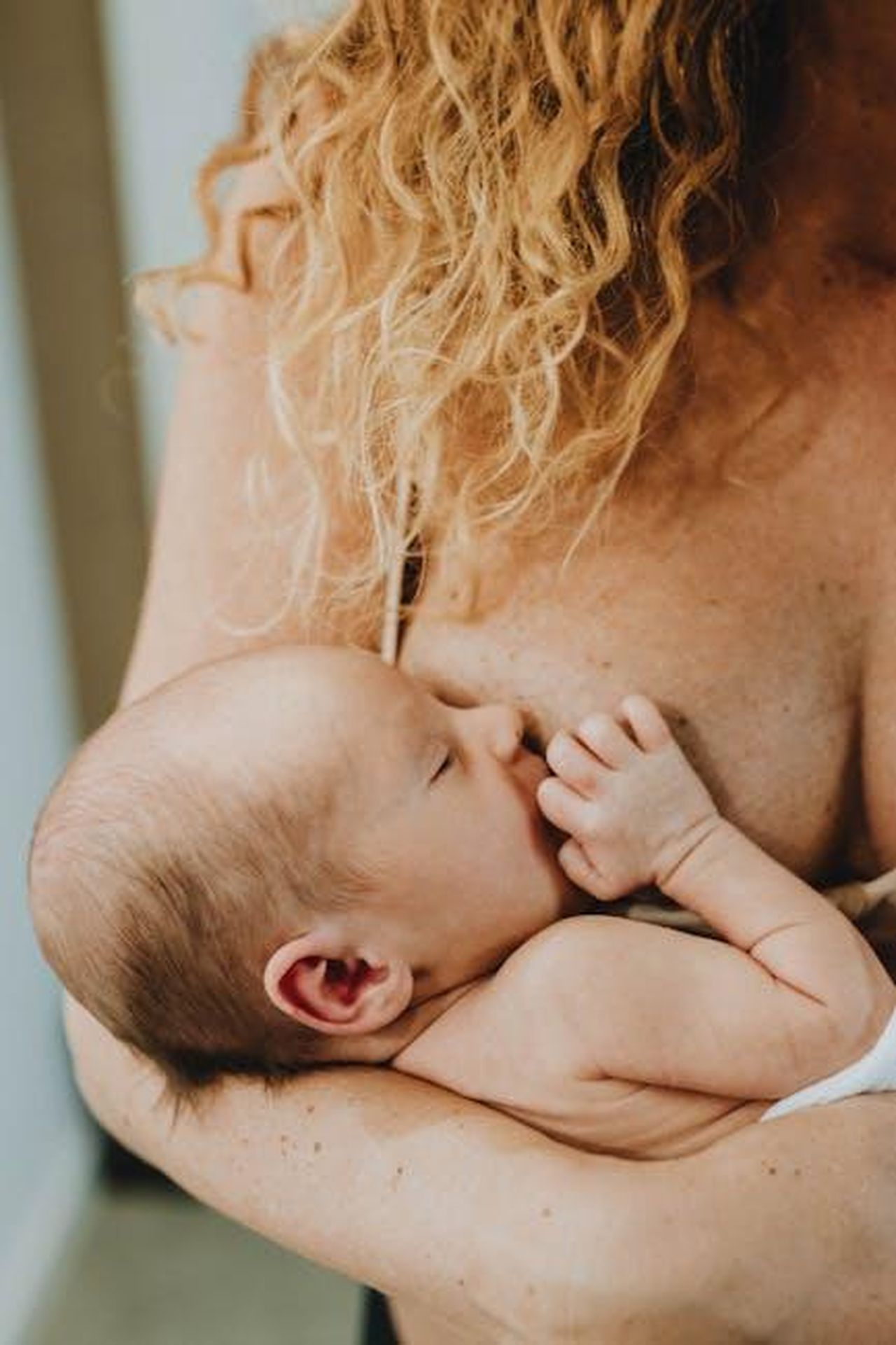 Hubbard_ha_rivelato_che_non_hanno_piani_di_fidanzamento_a_breve_Y7dLrf4exJ - Confidenze24 Source: Helena Jankovičová Kováčová - pexels - Tender moment of a mother breastfeeding her newborn baby in a cozy indoor setting.