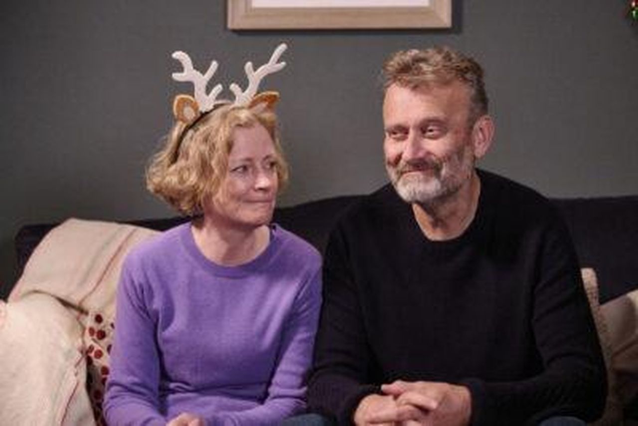 Hugh_Dennis_e_Claire_Skinner_sono_molto_felici_73qVnzukvt - Confidenze24 Source: BBC - - Claire Skinner e Hugh Dennis