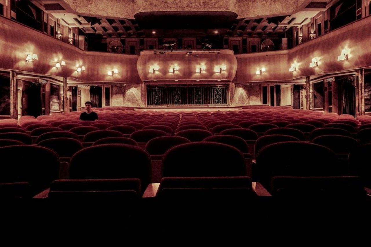 Hugh_Jackman_e_Sutton_Foster_Recitano_in_The_Music_Man_Insieme_zxX3ulZK8u - Confidenze24 Source: Donald Tong - pexels - An elegant vintage theater with plush velvet seats and warm lighting, perfect for a serene cinematic experience.