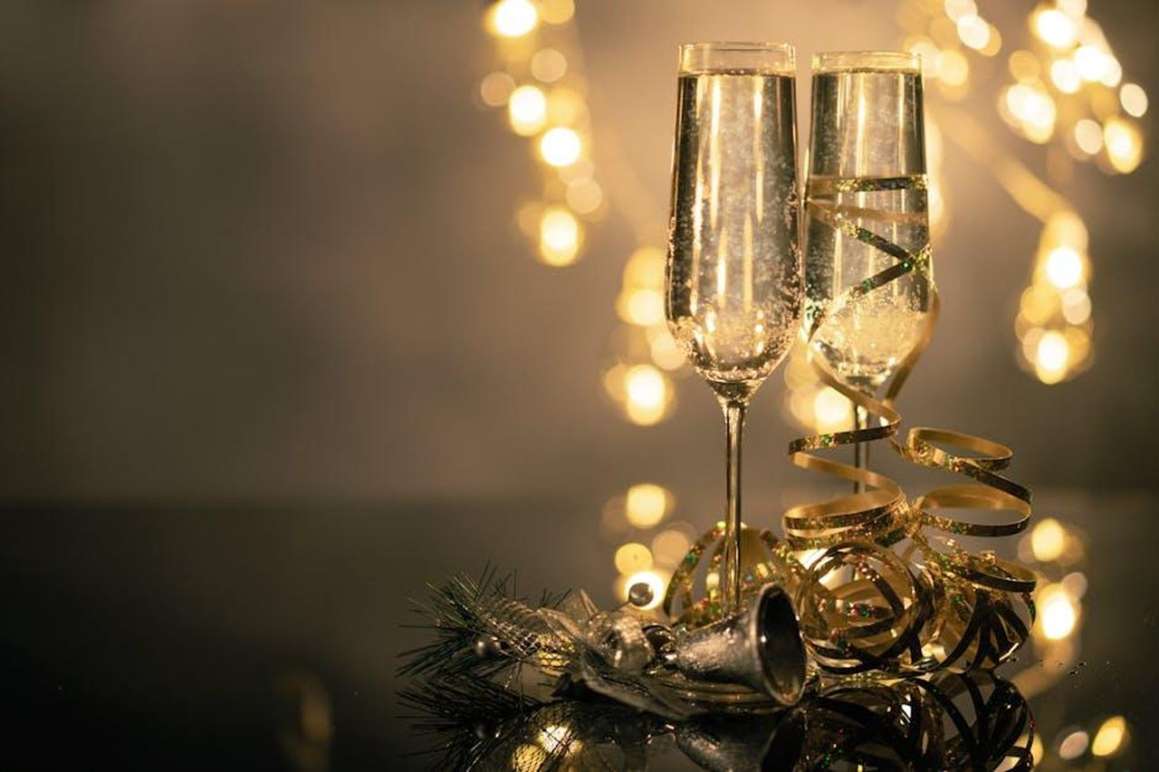 I_fan_congratulano_Ade_e_Linda_0orOehhxq2 - Confidenze24 Source: Alex P - pexels - Champagne glasses with ribbons against festive bokeh lights.