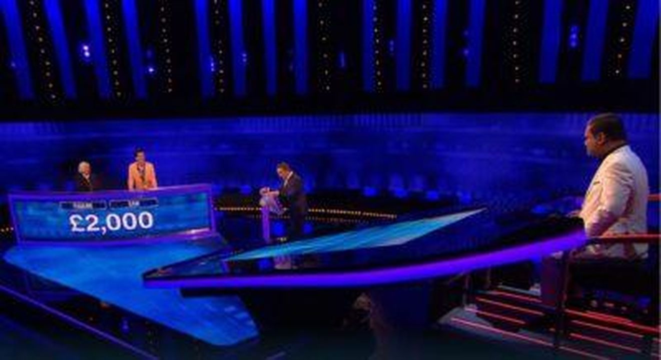 I_fan_criticano_Paul_Sinha_su_The_Chase_Oh8Hn1kCXB - Confidenze24 Source: ITV - - Sam, Pauline, Bradley Walsh e Paul Sinha a The Chase