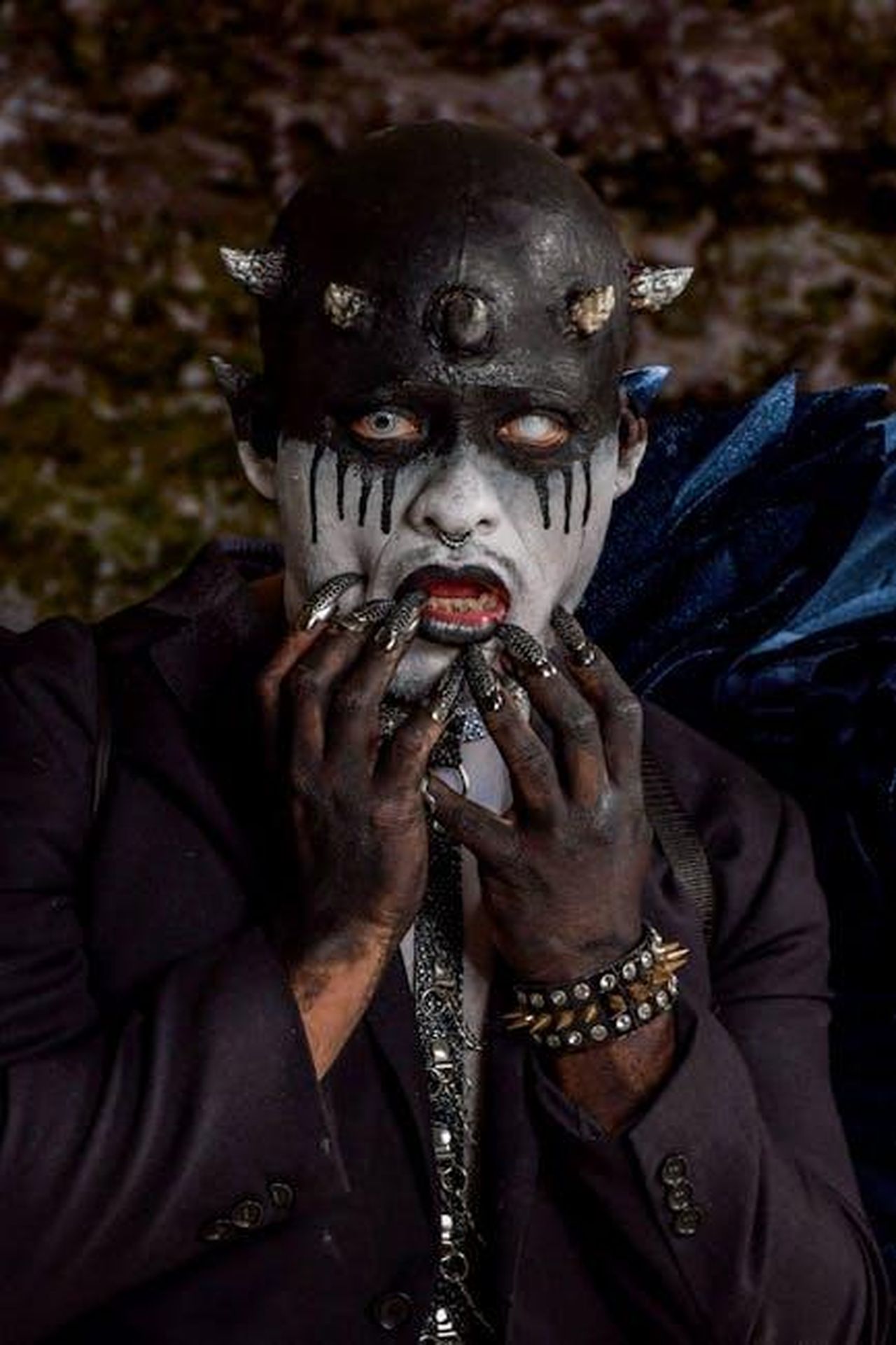 I_fan_criticano_i_cambiamenti_nel_personaggio_di_Jean_fiwvaej0z1 - Confidenze24 Source: Cris Ramos - pexels - Dramatic depiction of a person in a demon mask and dark costume, ideal for Halloween or fantasy themes.
