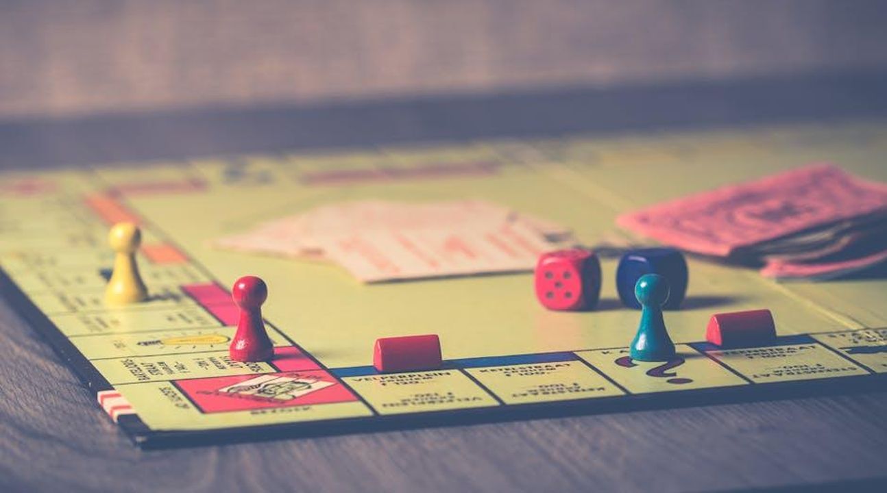 I_fan_criticano_la_regola_ingiusta_di_Tipping_Point_sHbXVH4Ttz - Confidenze24 Source: Ylanite Koppens - pexels - A close-up of a Monopoly board game with pieces and dice scattered around.