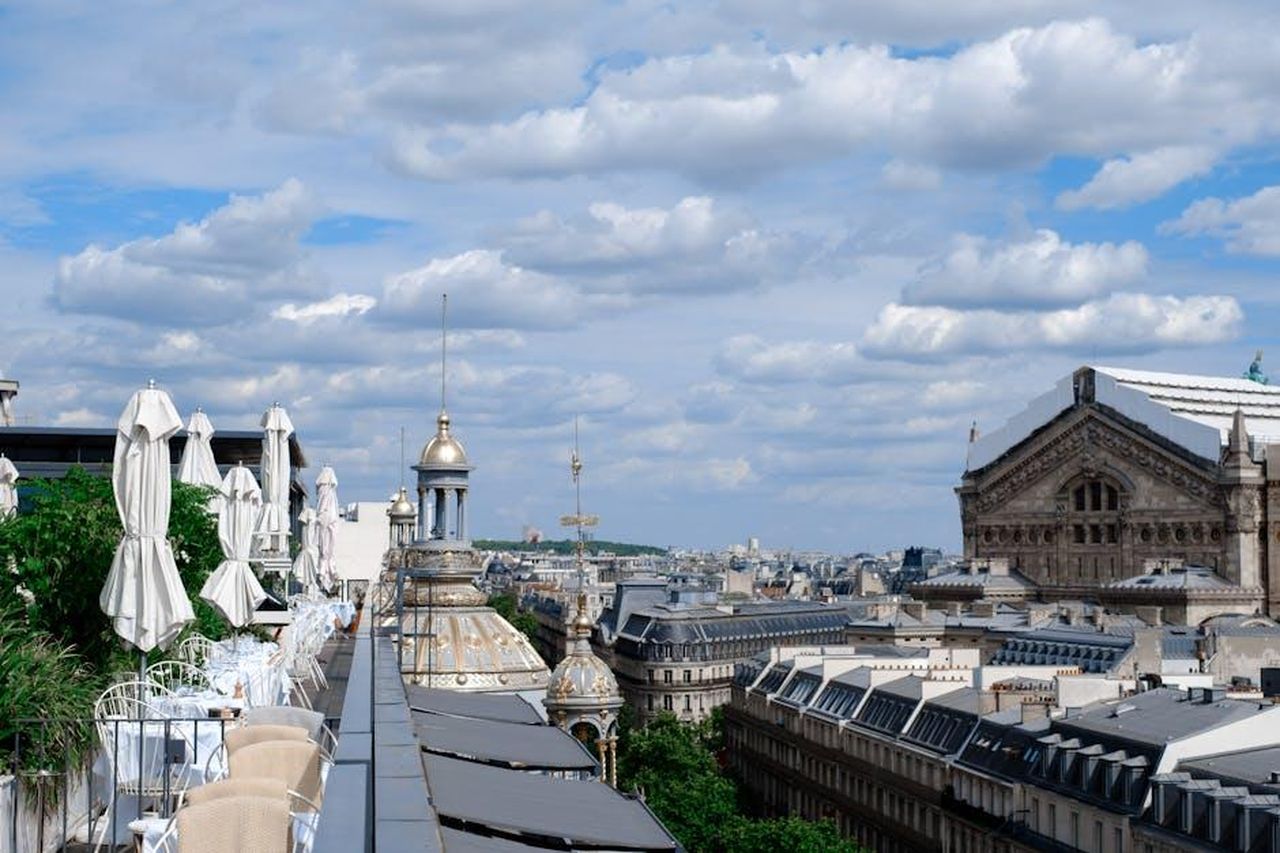 I_fan_devastati_dallannuncio_del_soap_9Mi86XYADH - Confidenze24 Source: Svitlana Shakalova - pexels - Stunning rooftop scene in Paris overlooking historic architecture under a blue sky.