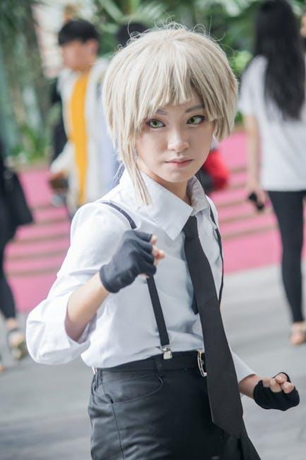 I_fan_di_Coronation_Street_criticano_la_relazione_tra_Abi_e_Carl_HLrlkp8vAk - Confidenze24 Source: meijii - pexels - Child in cosplay costume with gloves and wig posing outside during the day.