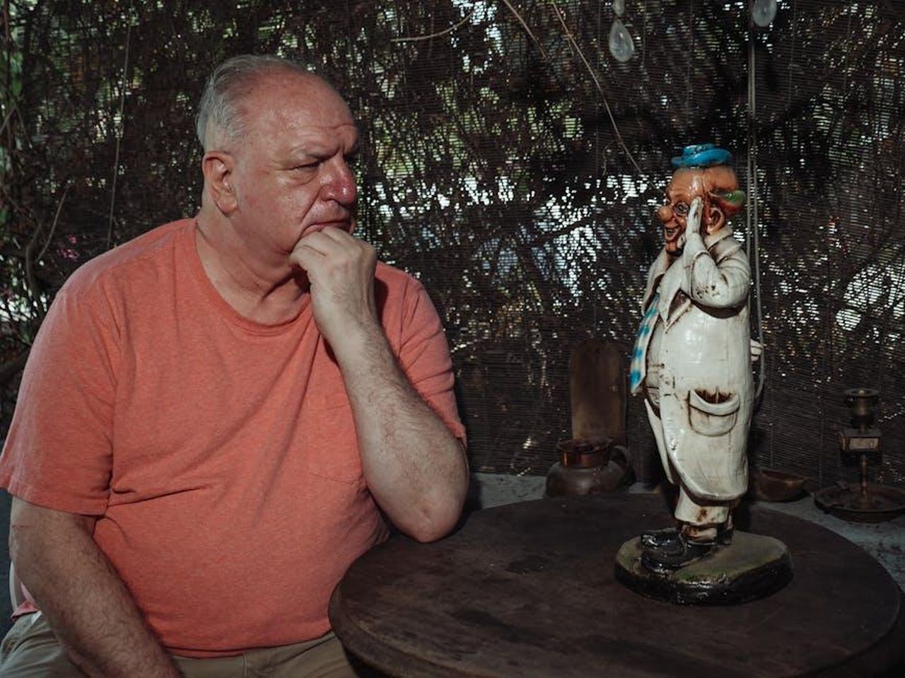 I_fan_di_Coronation_Street_temono_per_i_personaggi_scomparsi_5aWD5ttXqk - Confidenze24 Source: Kindel Media - pexels - An elderly man in deep thought sits next to a whimsical statue outdoors.