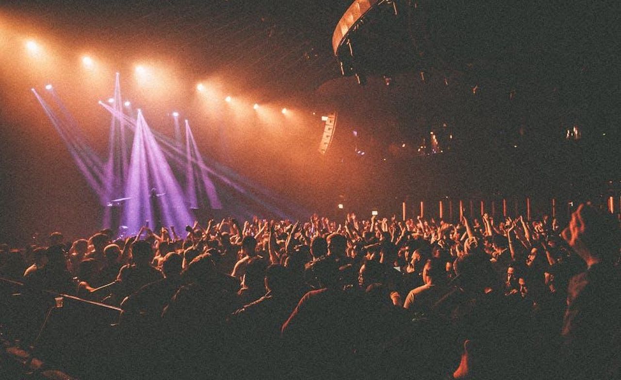 I_fan_di_Dancing_on_Ice_si_entusiasmano_per_labito_di_Holly_BNwkSkGevT - Confidenze24 Source: Harrison Haines - pexels - Vibrant live concert scene with an energetic crowd enjoying music at a nightclub.