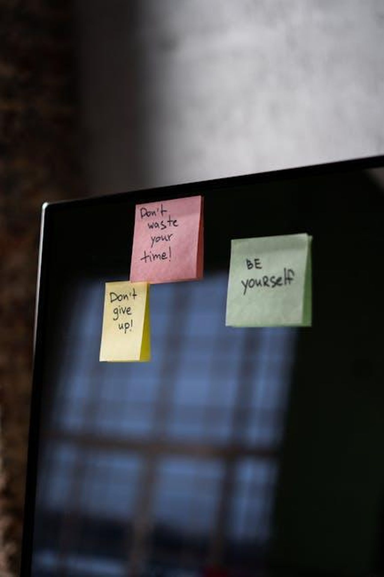 I_fan_di_Jesy_inviano_messaggi_di_incoraggiamento_LJrNPjv0Mv - Confidenze24 Source: cottonbro studio - pexels - Close-up of sticky notes on a computer screen with motivational messages.