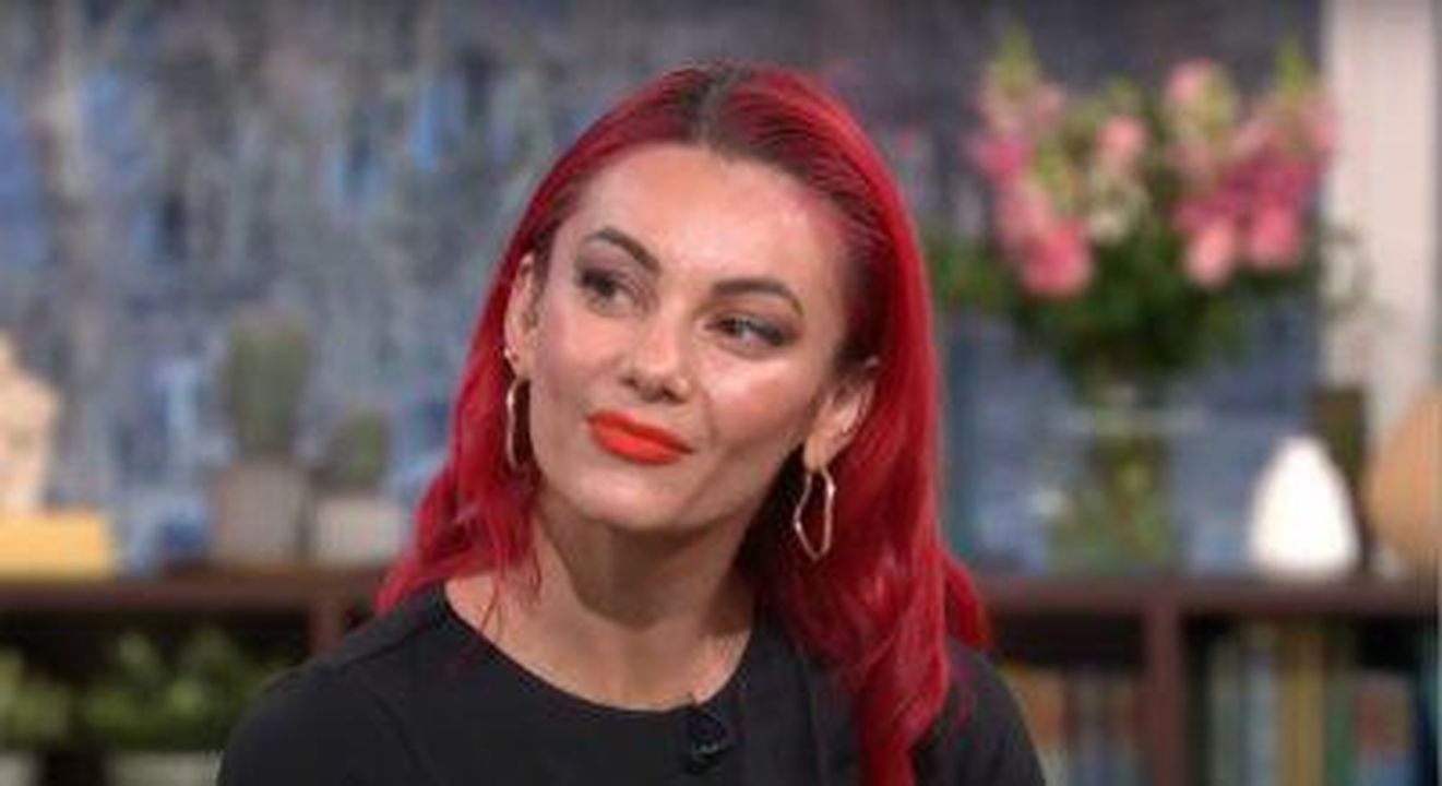 I_fan_e_gli_amici_mostrano_il_loro_supporto_Wn3v4cKjRp - Confidenze24 Source: ITV - - Dianne Buswell sorride leggermente su This Morning