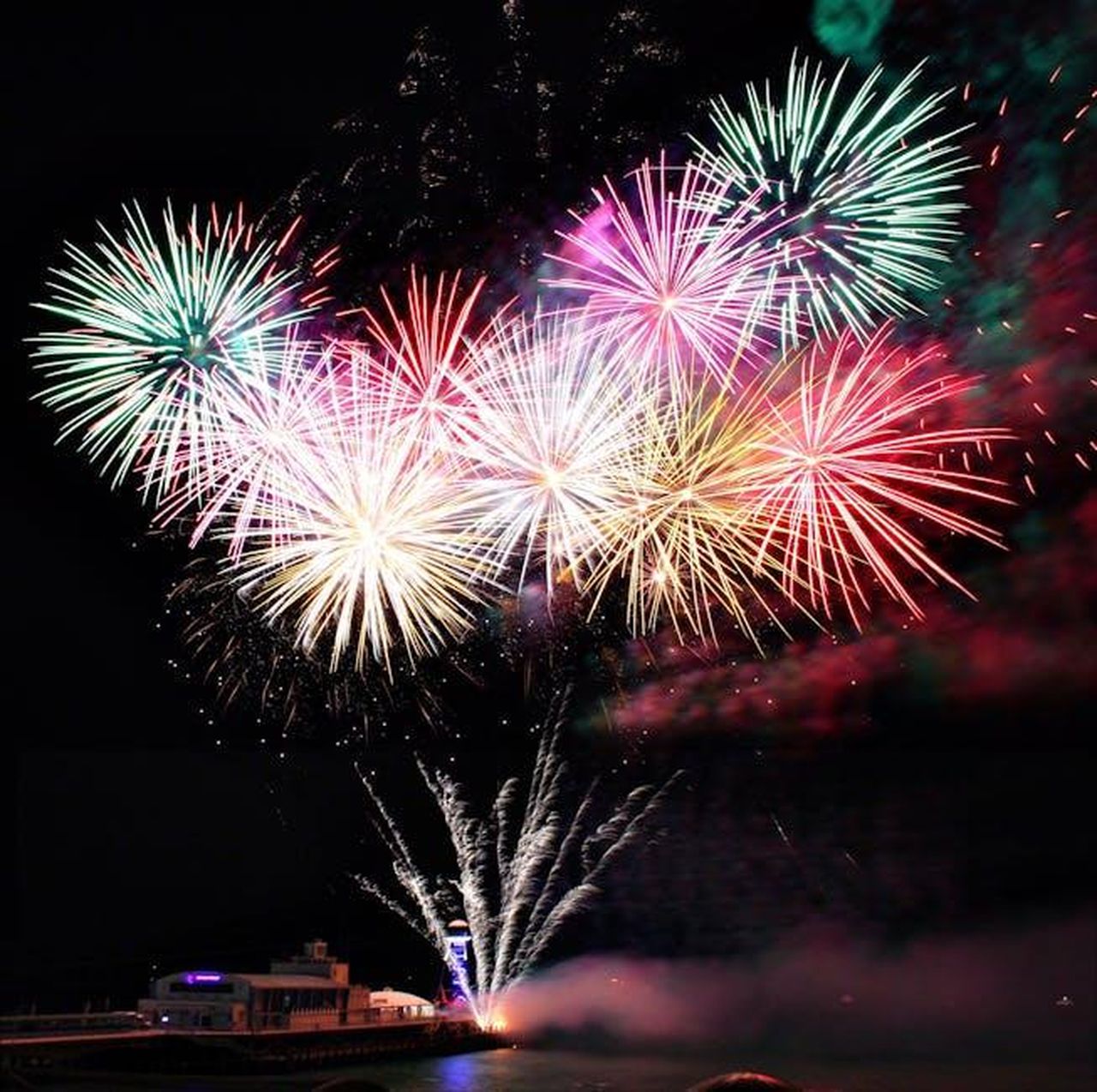 I_fan_festeggiano_la_notizia_della_nascita_0hXildnl4y - Confidenze24 Source: Anna-Louise - pexels - Spectacular fireworks display lighting up the night sky over Bournemouth Pier, England.