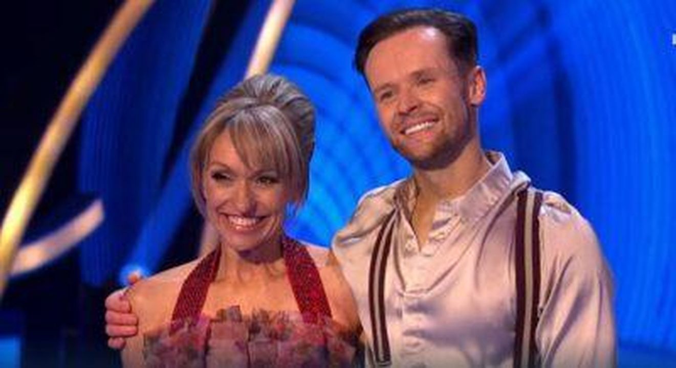 I_fan_gli_augurano_buona_fortuna_qXQcVsx2EI - Confidenze24 Source: ITV - - Michaela Strachan e Mark Hanretty su Dancing On Ice