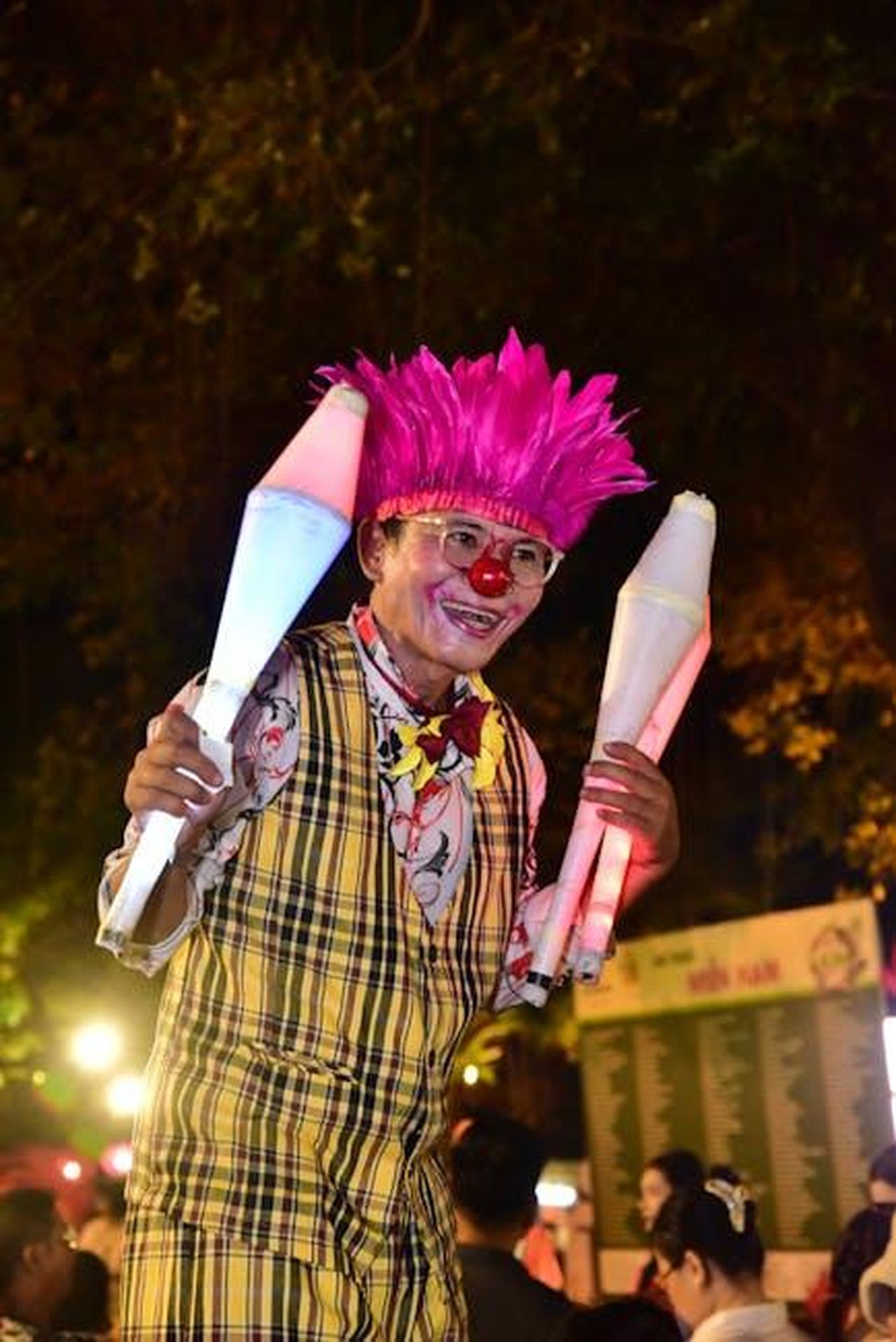 I_fan_ridono_dei_dettagli_comici_durante_le_scene_serie_QlFSBjO1RY - Confidenze24 Source: Sóc Năng Động - pexels - A colorful clown jugging clubs performs lively during a night festival.