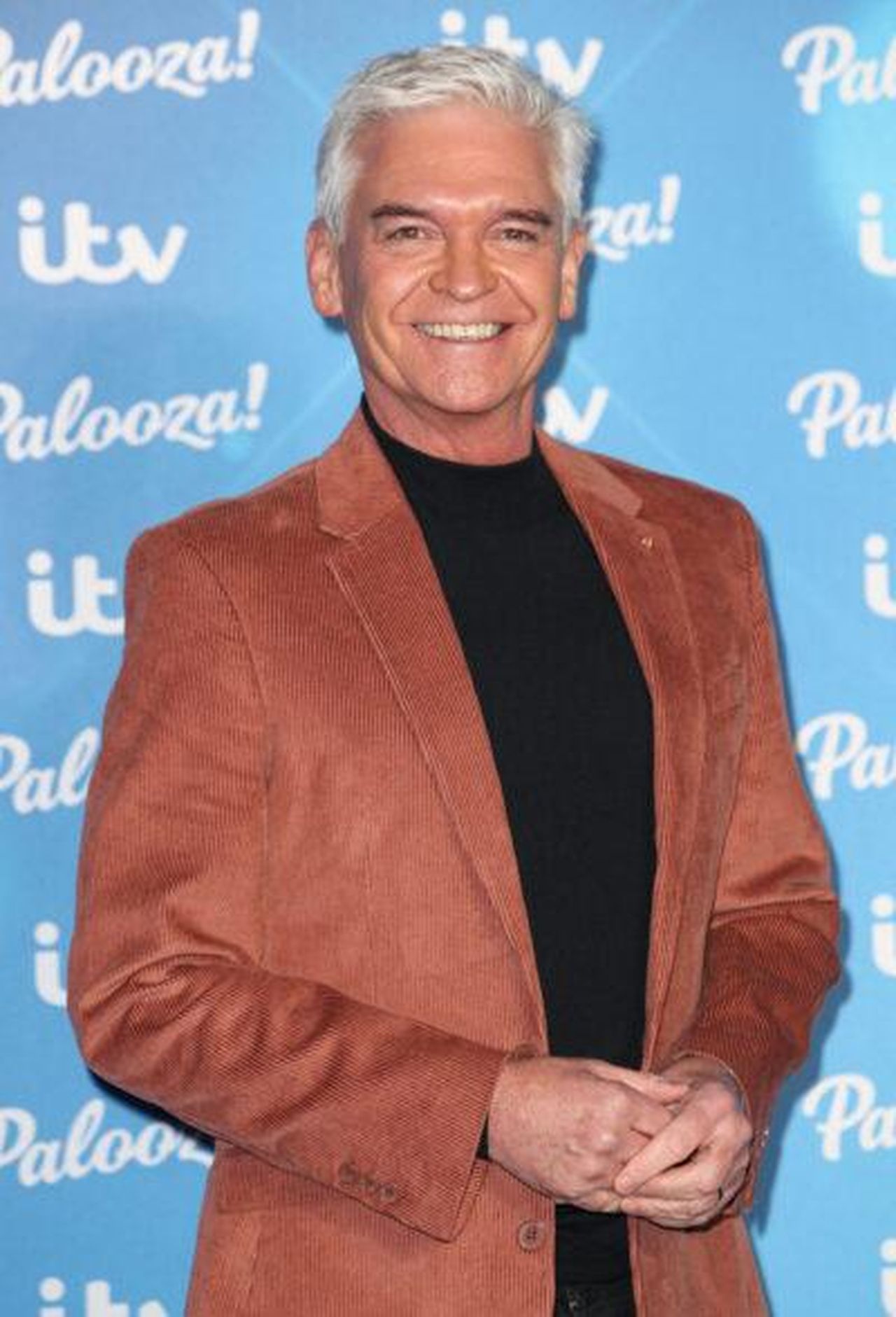 I_fan_sono_distrutti_rBkLa1OMn1 - Confidenze24 Source: Splash News - - Phillip Schofield sorridente in giacca marrone