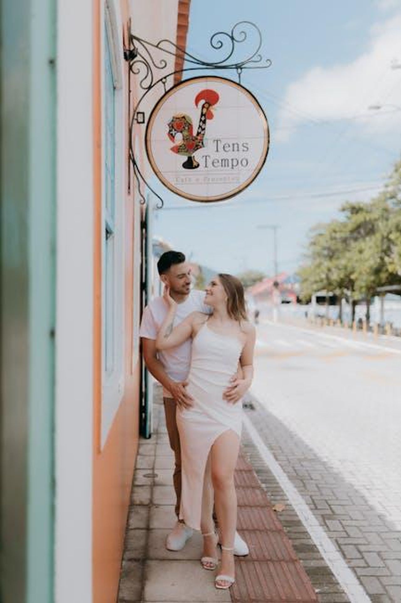 I_lettori_di_ED_commentano_la_PDA_di_James_Haskell_e_Sara_x1K317yp62 - Confidenze24 Source: Alexander Mass - pexels - A couple embraces outside a charming café on a sunny day.