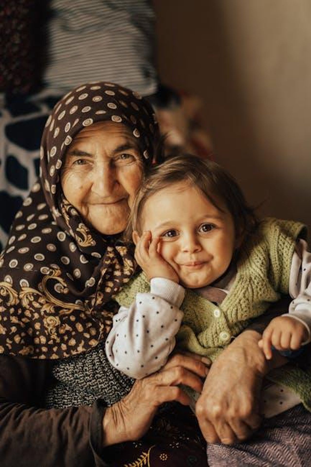 I_momenti_speciali_condivisi_da_Jenna_Kj6DJGTpEN - Confidenze24 Source: Hamza Uran - pexels - Heartwarming indoor portrait of a smiling grandma with her grandchild, embracing lovingly.