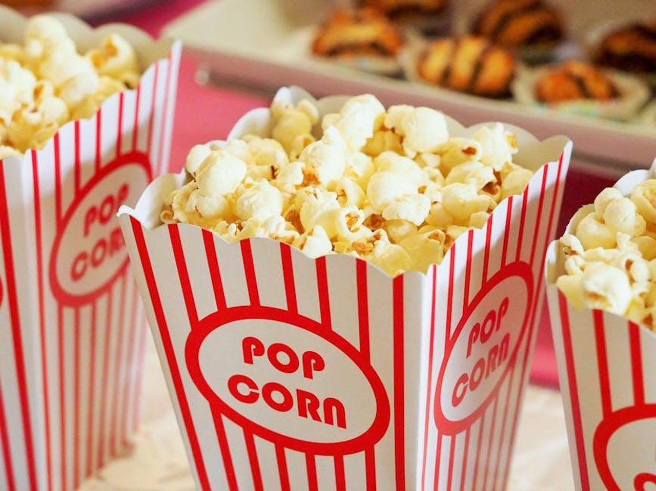 I_primi_anni_e_lamore_per_il_cinema_kLN6faa7sm - Confidenze24 Source: Pixabay - pexels - Close-up of gourmet popcorn in classic red and white striped boxes, perfect cinema snack.