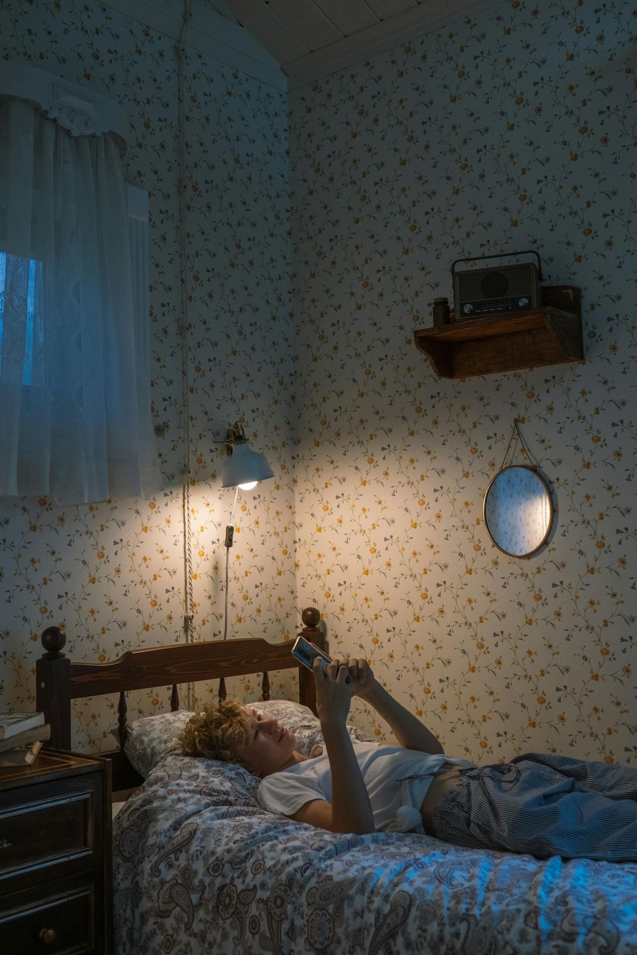 Source: Ron Lach - Pexels - Bambino con cellulare a letto