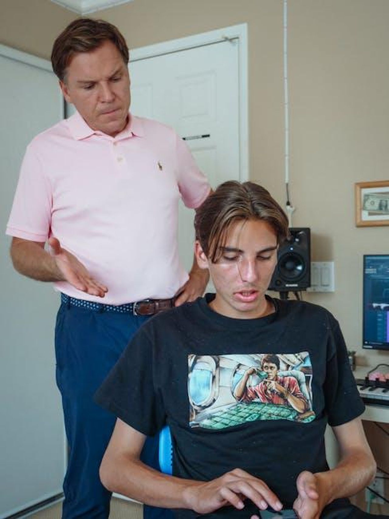 I_sensi_di_colpa_dei_figli_per_la_nuova_fidanzata_K7JoVNxZsh - Confidenze24 Source: Kindel Media - pexels - A father confronts his teenager son over smartphone use at home.
