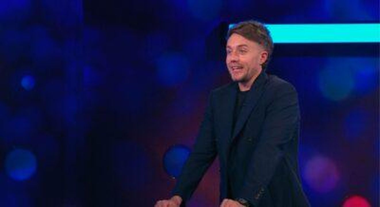 I_telespettatori_criticano_The_Finish_Line_RKwSHZ8kzz - Confidenze24 Source: BBC - - Roman Kemp sembra a disagio durante il programma