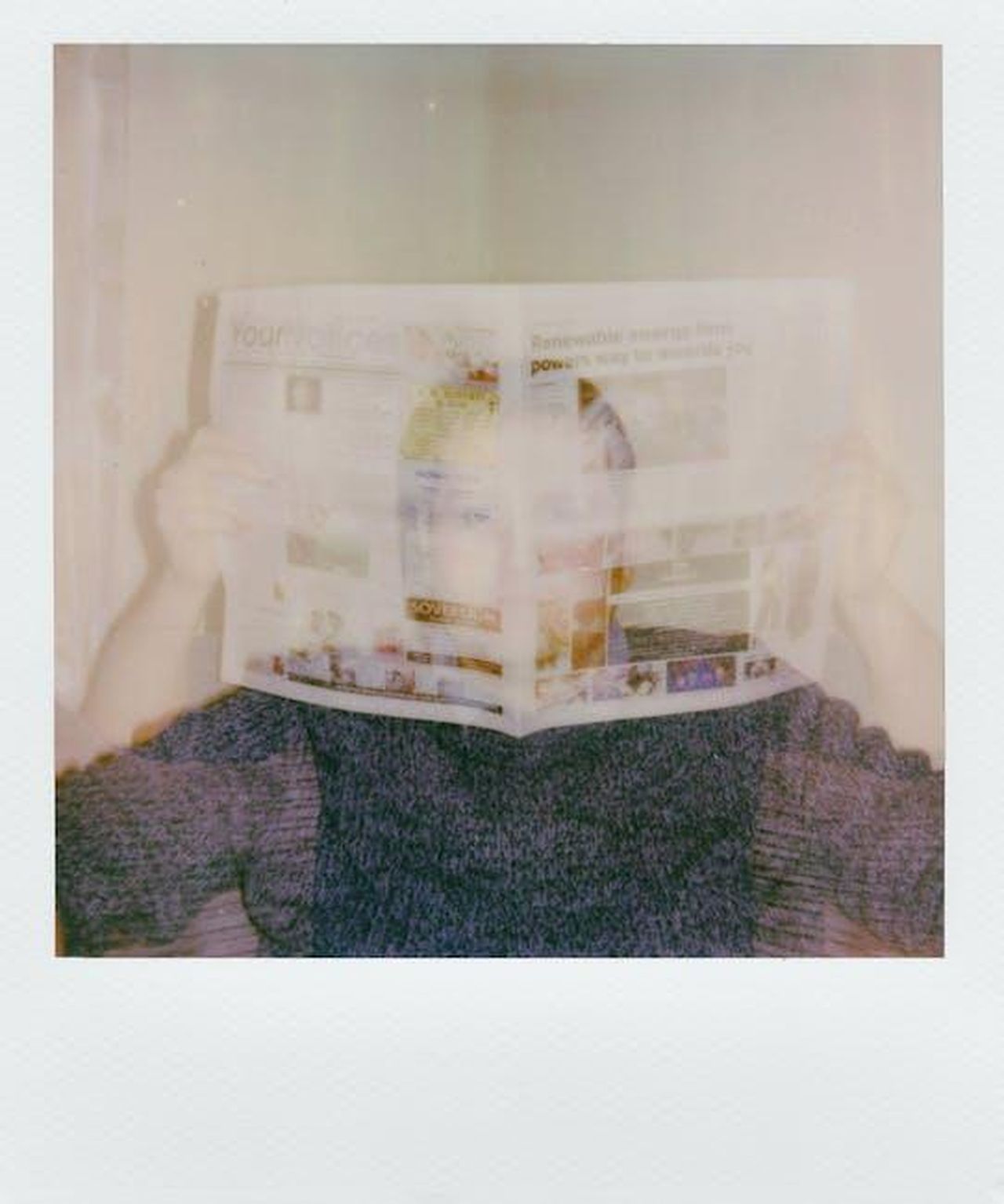 I_telespettatori_criticano_la_dumb_decision_del_giocatore_oh5KIo5EV0 - Confidenze24 Source: Lisa from Pexels - pexels - Artistic double exposure of a person reading a newspaper, creating a unique blend of imagery.