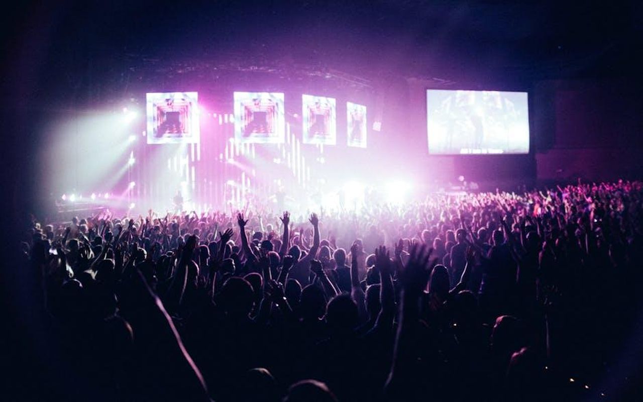I_telespettatori_lodano_This_Morning_pC4m98zzBn - Confidenze24 Source: Josh Sorenson - pexels - A vibrant concert crowd enjoying live music under stunning stage lights.