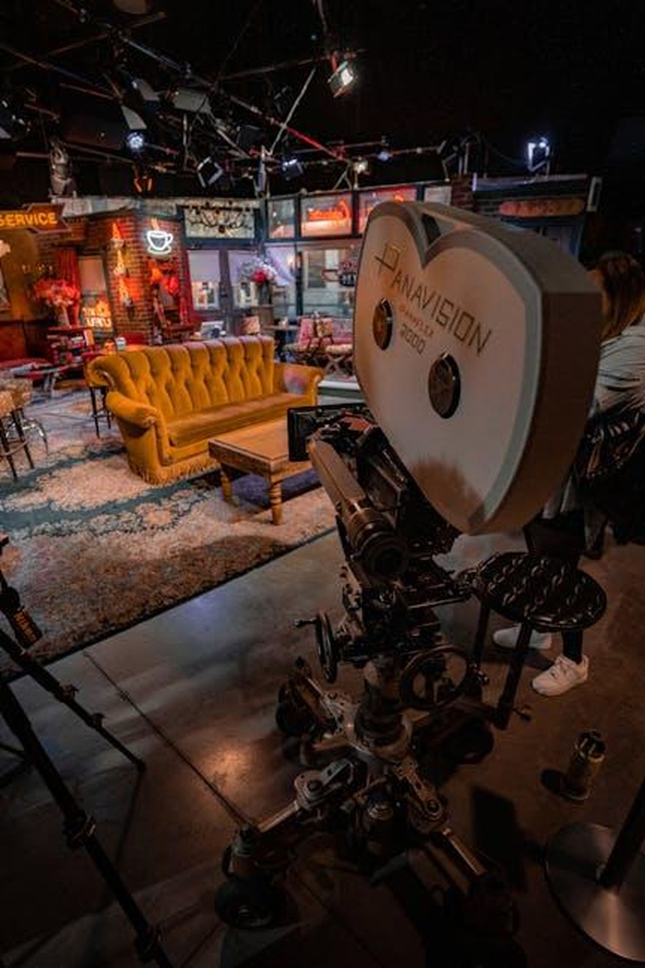 I_telespettatori_si_disconnettono_Zao48pZjz9 - Confidenze24 Source: Clément Proust - pexels - A vintage Panavision camera in a TV studio set with iconic Central Perk couch.