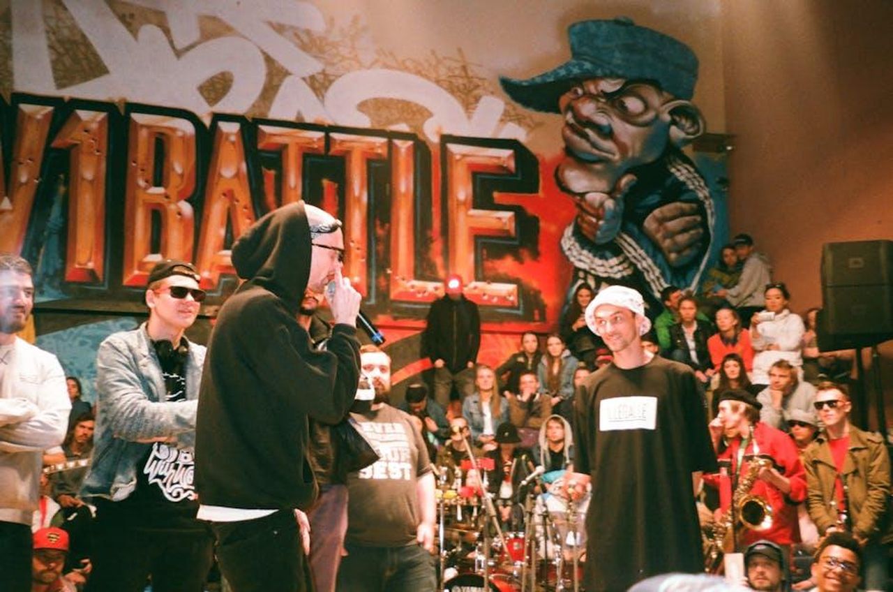 Il_Contesto_del_Rap_Battle_tra_Drake_e_Kendrick_Lamar_D2kuzPGbBi - Confidenze24 Source: Aleksandr Neplokhov - pexels - Dynamic scene of a hip hop battle with performers and audience, embodying urban street culture.