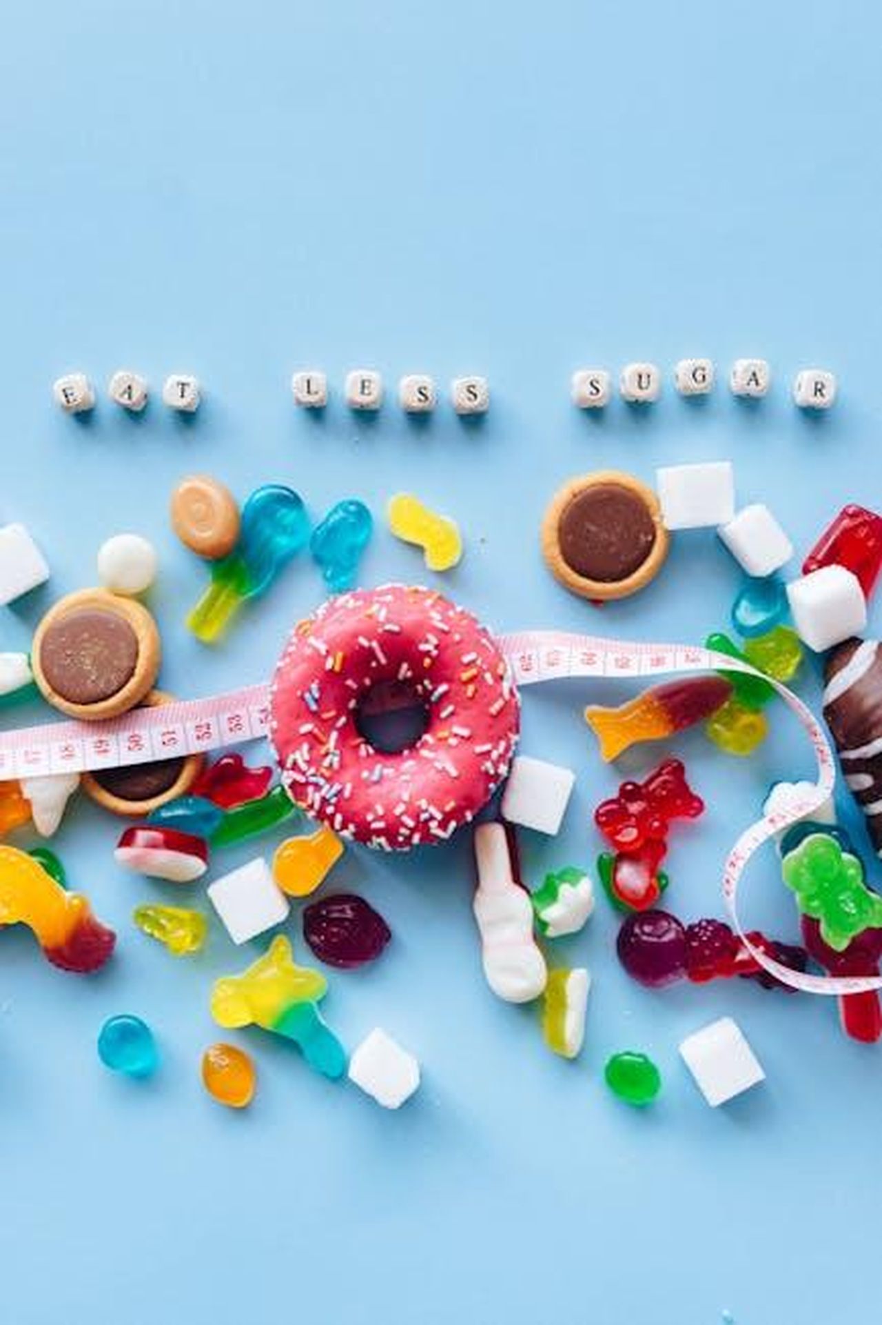 Il_Finale_di_Blue_Bloods_eTl0IdkdHH - Confidenze24 Source: Nataliya Vaitkevich - pexels - Vibrant display of donuts and candy promoting sugar reduction message.