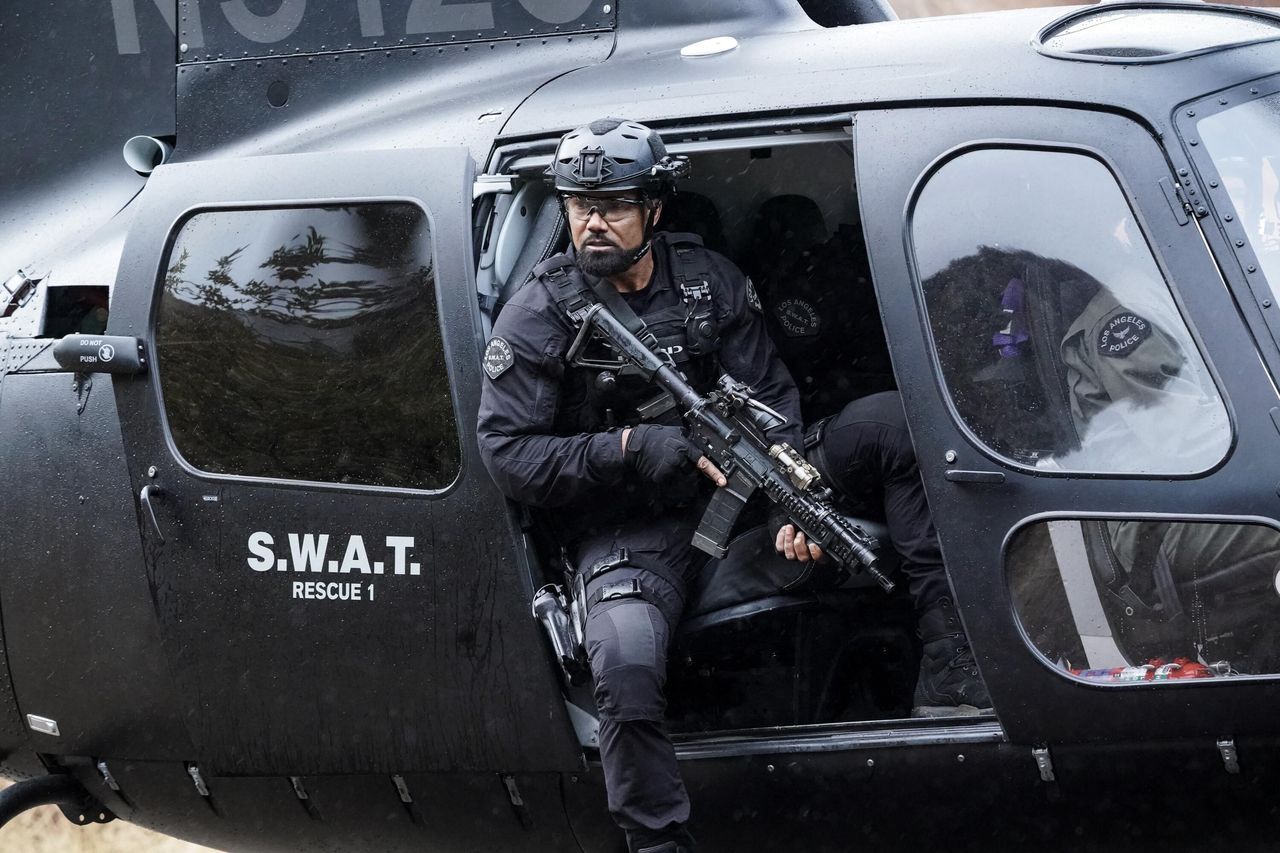Il_Finale_di_SWAT_Un_Confronto_Inaspettato_nhohjrH3YB - Confidenze24 Source: Bill Inoshita/Sony Pictures Television/CBS Broadcasting Inc. - Closer Weekly - Hondo affronta un fantasma dal passato nel finale di S.W.A.T.
