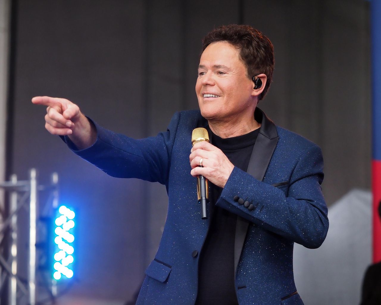 Il_Futuro_di_Donny_Osmond_e_il_Suo_Spettacolo_a_Las_Vegas_ceVrDvTB1j - Confidenze24 Source: Debra L Rothenberg/WireImage - - Donny Osmond durante un'intervista