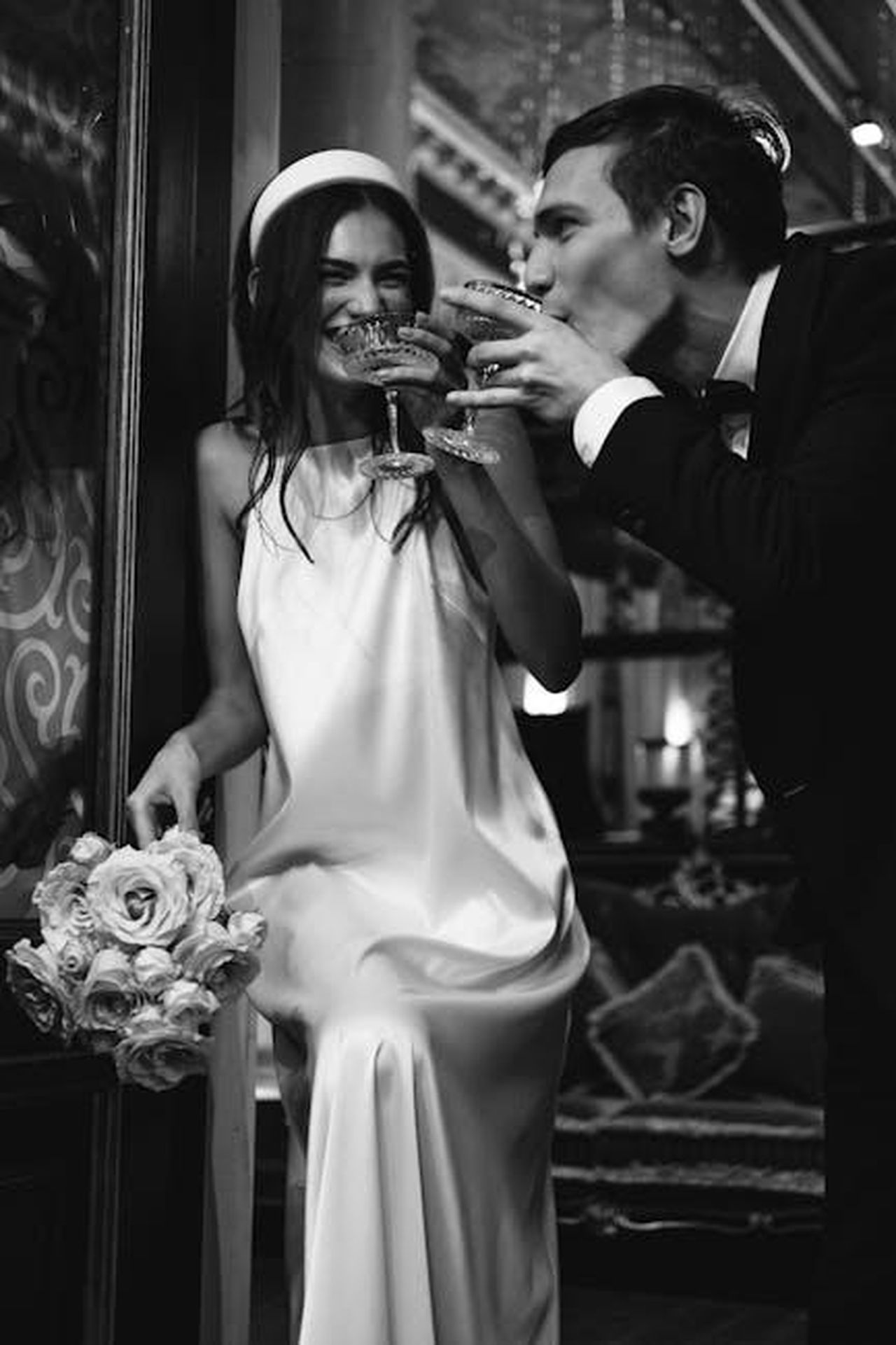 Il_Mio_Matrimonio_Era_Pieno_di_Risate_gj4u8thQ9B - Confidenze24 Source: Evgeniy Volivach - pexels - Newlyweds celebrating their wedding with champagne in a classic setting.