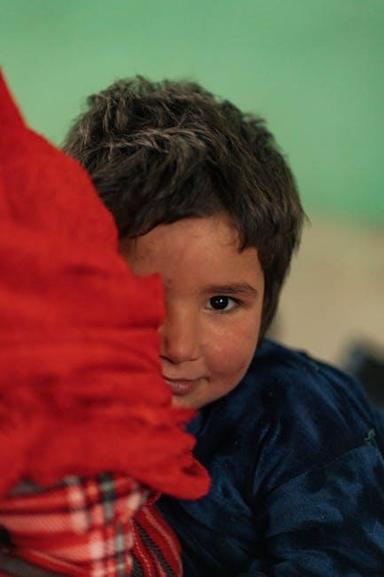 Il_Mistero_della_Morte_del_Padre_di_Colter_5iJgnAkZE0 - Confidenze24 Source: Faruk Tokluoğlu - pexels - A young child in Afghanistan peeks from behind a colorful traditional blanket.