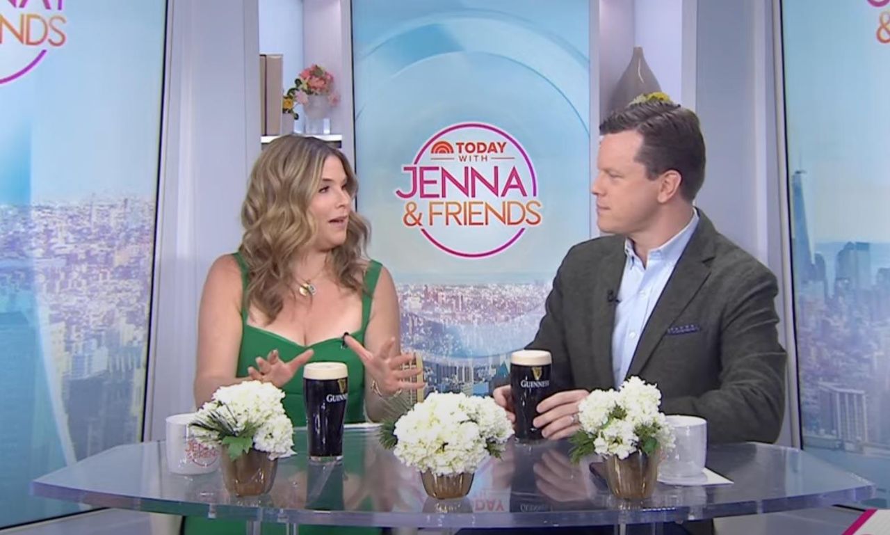 Il_Momento_Imbarazzante_di_Jenna_Bush_Hager_8K0VnjZNq6 - Confidenze24 Il Momento Imbarazzante di Jenna Bush Hager Jenna Bush Hager Subisce un Malfunzionamento del Vestiario al ‘Today’