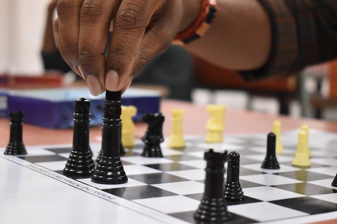 Il_Momento_della_Decisione_Perch_Hoda_Ha_Lasciato_Today_hjYRgGbPQ6 - Confidenze24 Source: KOUSHIK BALA - pexels - Strategic chess move being made by a hand during a game indoors.