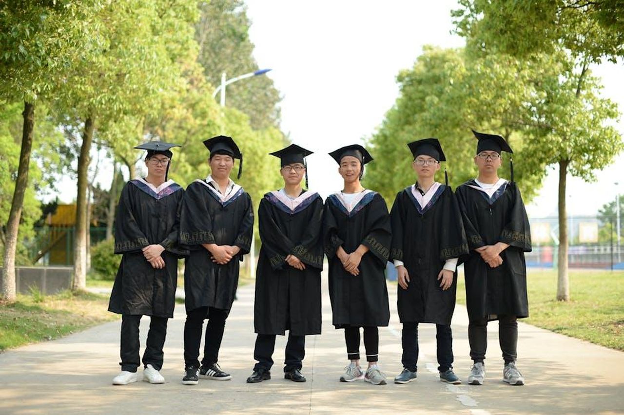 Il_Rifiuto_di_Mila_di_Invitare_la_Nonna_a_Scuola_poLDvtMbq2 - Confidenze24 Source: cero cero - pexels - A group of graduates in caps and gowns standing together outdoors, celebrating their achievement.