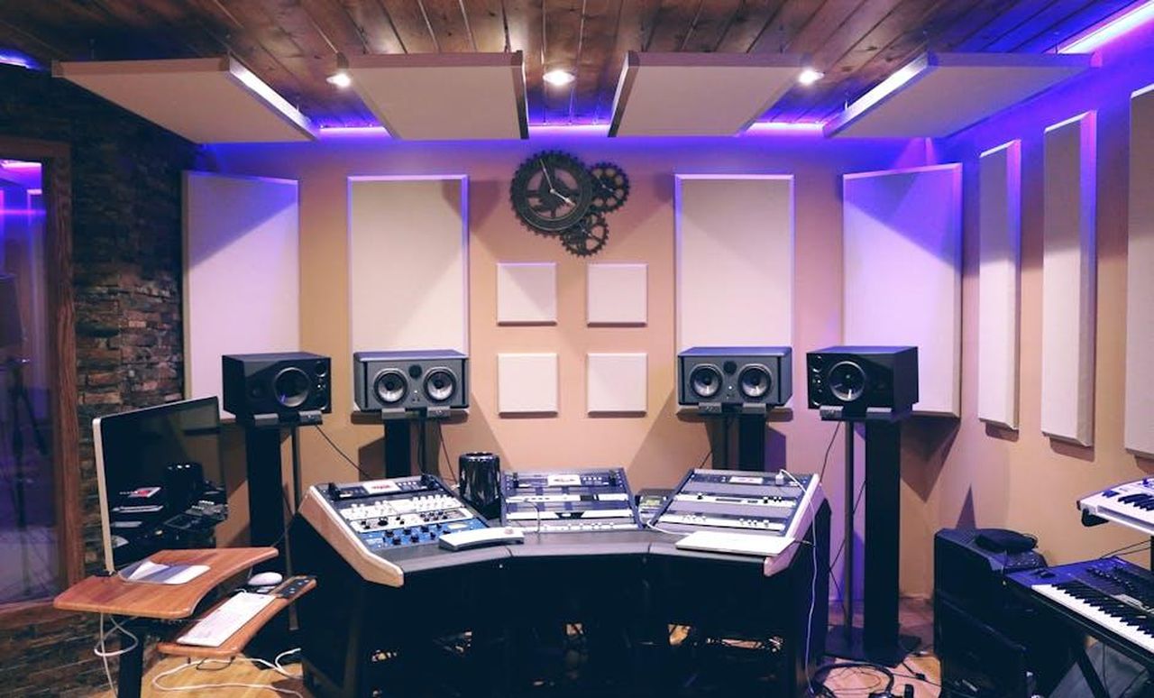 Il_Ritorno_alla_Musica_di_Phil_2naeJEZqtX - Confidenze24 Source: Pixabay - pexels - Modern recording studio with high-tech audio equipment and stylish lighting.
